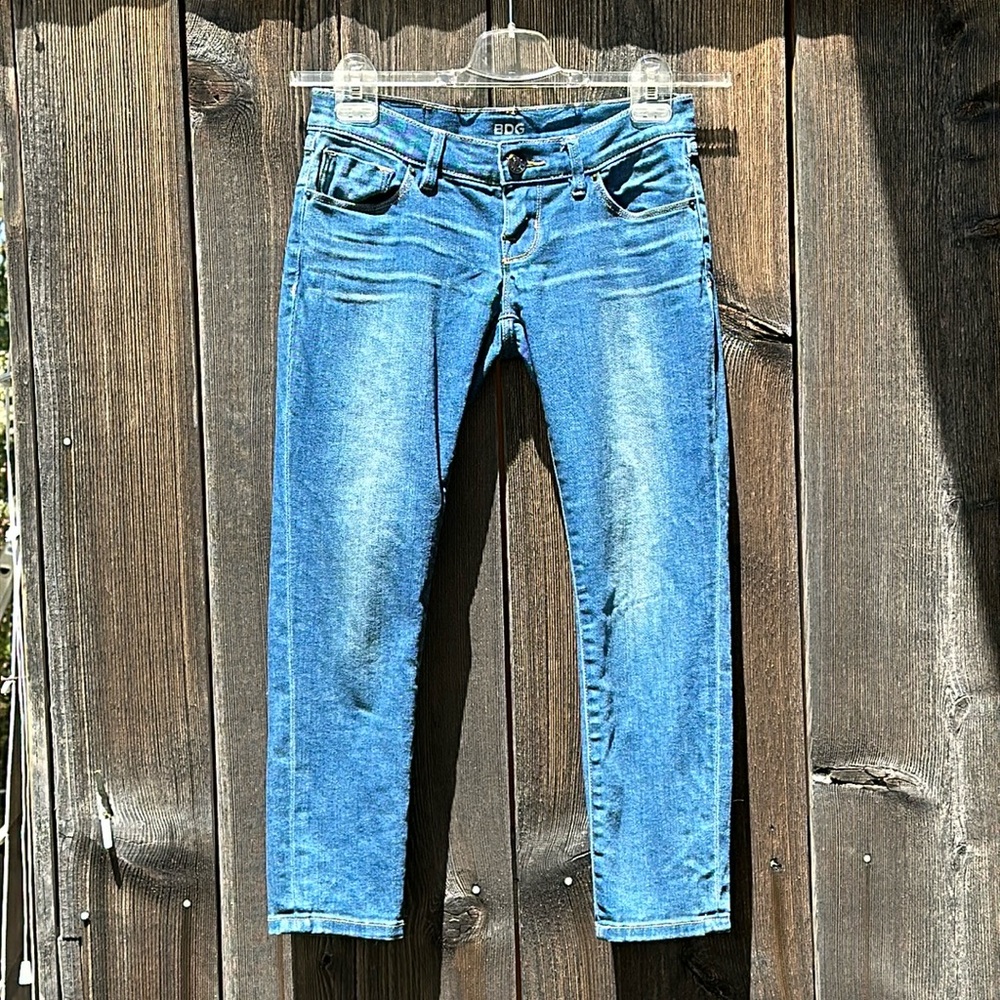 BDG low rise “twig” cropped jeans; size 25W x 24L